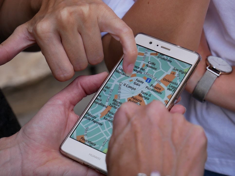 Mobiel met routebeschrijving - sfeerfoto | Calm veiligheidsadviesbureau